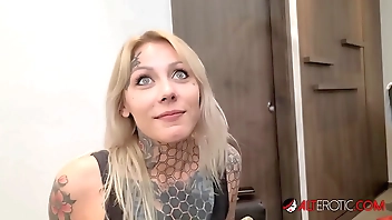 Tattooed babe Nayomi Sharp sucks Sascha's big cock