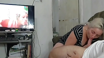 Prima pega rapaz no flagra batendo uma e faz ele gozar diversas vezes seguida