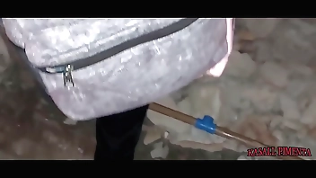 mulher cabula aula para entrar na rola grande do seu amigo em uma construção abandonada, ela diz devagar está doendo por favor