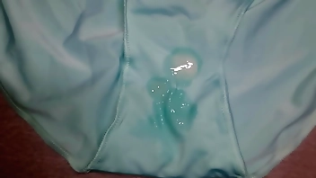 Me volí a masturbar y correr en los panties celestes prefeidos de mi mejor amiga