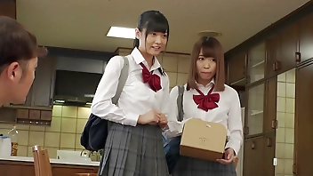 友達のJ○妹が小悪魔な笑みを浮かべパンチラで誘惑！ムレムレパンティで激しい顔騎&尻コキ責めで弄ばれて…　友達には内緒で妹の敏感生マ○コをがっつりハメまくる！【パート1】