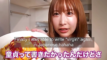 [Nipple full view] Make omelet rice with a naked apron.