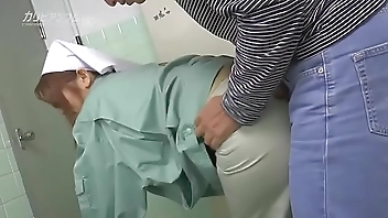 美人掃除婦が小便している僕のチンコも大掃除してくれた