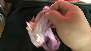 射在原味粉紫色純棉內褲上 汗味重 有尿騷味 底部擦龜頭很舒服