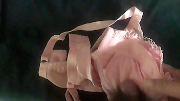 射在粉紅色原味蕾絲奶罩上 穿多日乳頭處有黃印 射完擦龜頭