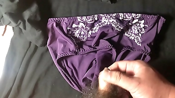 射在紫色原味純棉內褲上 觸感味道都很棒 尿味重