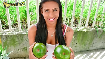 MAMACITAZ - सींग का लड़का एक असली गर्म लैटिना बकवास करने के लिए हो जाता है कि वह सिर्फ उठाया - इंदिरा उमा