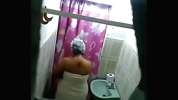 Mi vecina sale de la ducha