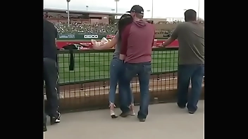 Excitando a mi novia en publico