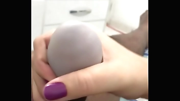 Esposa me punhetando com egg