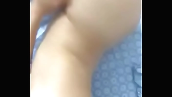 妹子无聊在床上自摸给我看