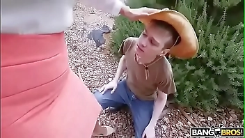 Milf obliga a su jardinero a lamerle el coño