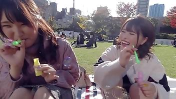 【ひなたぼっこ女子はヤレる】芝生で遊んでる女子大生GET！春で発情するオマンコ。若くて最高な傑作ボディを鷲掴みながらの中出し！！【乱交】