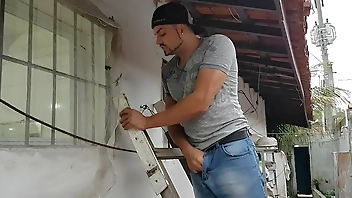 मेरे पड़ोसी पर एक शॉवर ले जा रही जासूसी !!! उसने मुझे पकड़ लिया!!! इसे पसंद किया और मुझे (पैटी बंबम - जुनिन्हो गोगोबॉय - एल टोरो डी ओरो) में आमंत्रित किया।