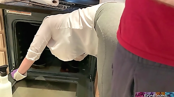 सौतेली माँ सींग का बना हुआ है और ओवन में फंस गया है - एरिन इलेक्ट्रा