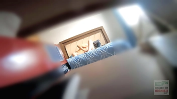 Camara oculta: la hermana pequeña de mi mejor amigo me dejo correrme adentro de ella. Dice: nunca he sentido una verga así, quitate el condon