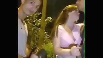 Se ponen a mamar en la calle, intercambian parejas. Swinger