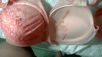 一邊聞原味內褲 一邊射在原味奶罩上 最後用原味內褲擦乾淨 整套被我玩光