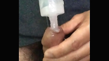 用注射器將潤滑劑注入尿道 2