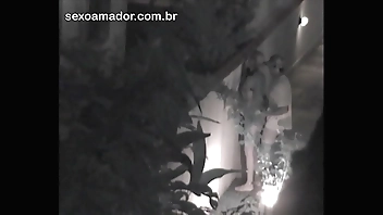Casal jovem é flagrado fazendo sexo em área de uso comum no condomínio