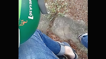 Anh shipper giao hàng nhanh quận 2 đang giao nứng quá kiếm chổ sục