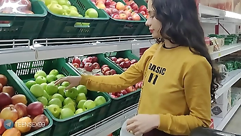 I invite a stranger I saw in the market to my house, she accepts the invitation but tells me that only 3H so that the boyfriend does not discover her