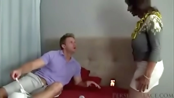 அம்மாவை அப்பா இல்லாத பொது ஓழ்க்கும் தேவடியா மகன்  Tamil mom sex