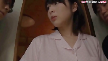 माँ अपने बेटों के साथ एक त्रिगुट बनाती है