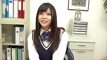 チャームポイントを聞かれて、『顔』と答えちゃうぐらい顔面レート高め系女子校生。男を虜にする‘テク’を体得するため乳首責めに挑戦