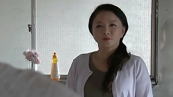 परिपक्व जापानी महिला युवा लोगों से प्यार करती है