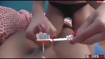 सड़के से मंजन किया