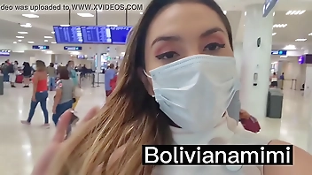 Sem calcinha no aeroporto de Cancun    Video completo no bolivianamimi.tv