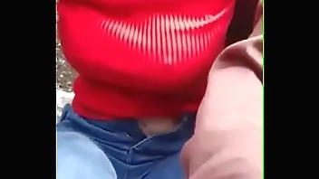 美女主播现场直播勾搭两个男生野外啪啪啪，直接上演活春宫