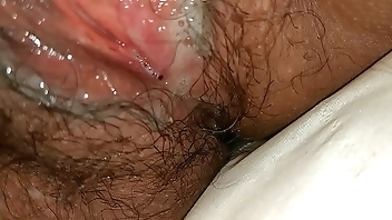 逼里流出好多淫水