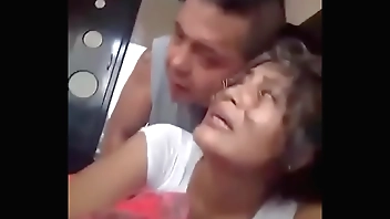 Le gusta por el culo.