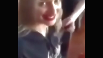 Mamada y hace una paja en público