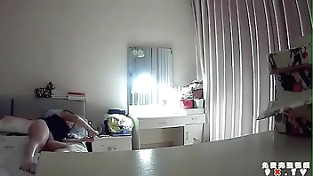 摄像头监控偷拍样子很骚的老婆要换上情趣自拍一下再草逼