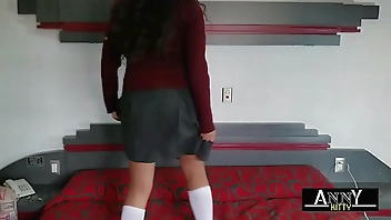 भव्य फूहड़ स्कूल लड़की होटल में एक बेहतर ग्रेड के लिए भीख माँगती है