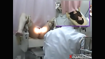 21歳・接客業　カオリさん　～内診台診察（前半）～ 婦人科診察のすべて　File01-b