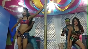 शाम है धुंआ धुंआ पर बहूत ही  सेकसी डांस , अर्पिता और काजल द्वारा