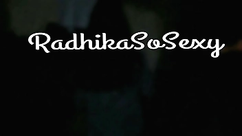 दीवार फांद कर पड़ोसन को छत पर अंधेरे में ठोका: रात को राधिका छत से सूखे कपड़े उतार रही थी तभी पडोसी राहुल दीवार फांद कर आता है और उसे दबोच लेता है। हिन्दी में सुनो राधिका की सिसकारियां: