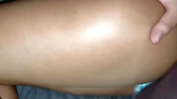 बिग गधा कॉलेज गर्ल पार्टी के लिए बाहर जाती है और उसके सौतेले पिता रात के दौरान उससे मिलने जाते हैं