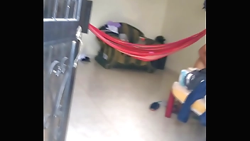 Espiando a mi vecina de habitación tiene su concha peludita