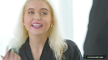 मॉडल मालिश करनेवाला