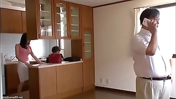 Vợ ngoại tình khi chồng đang xem nhà