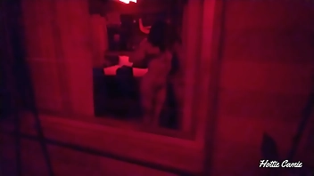 Grabo a una culona desde la ventana del cuarto mientras se masturba.