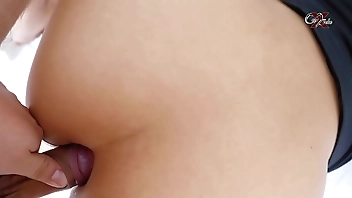 Me follé el culo de mi hijastra... se queda atrapada y para ayudarla le meto mi verga a su culo me vengo dentro de ella mientras intenta liberarse