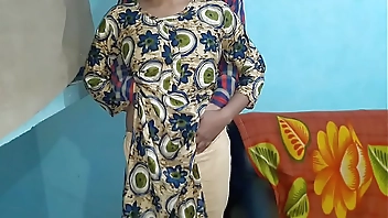 धीरे धीरे पटाया और मना हीया लि चोदने को उसने भी मजे लिये लेकिन बहुत चिल्लाई