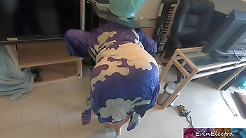 बाहर निकलते समय उसकी सौतेली माँ फंस जाती है और मुक्त होने के लिए उसके साथ सेक्स करती है - एरिन इलेक्ट्रा