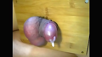 睾丸潰しで射精するチンポ